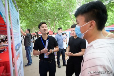 ​大学生去参军服役，男孩两年转成二期士官，月薪可拿多少钱？