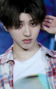 ​蔡徐坤素颜照引热议：迷之角度曝光真实面貌，长相与魅力成反差