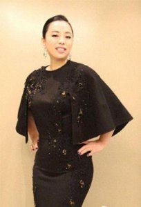 ​黄绮珊56岁大变样，身材减肥魅力加倍，曲线长腿令人瞩目，神奇消失的龅牙让美