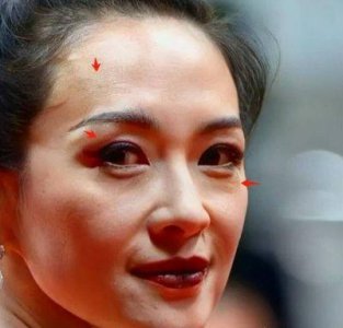 ​章子怡闭幕式生图引发争议，满脸雀斑显得疲惫，与女星万茜神似