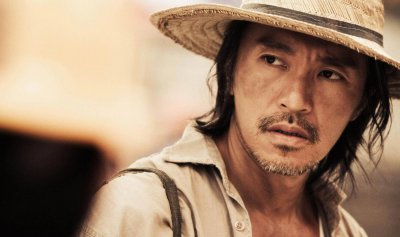 ​“喜剧之王”周星驰：身价超300亿，豪车放车库吃灰，出门爱打车