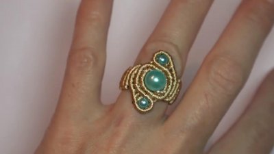 ​自己动手编织戒指，方法很简单，戴起来非常漂亮（图解2-2）