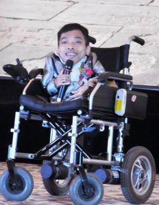 ​李创利：身高不到1米的“轮椅总裁”，赚3亿后娶美女秘书生下一子