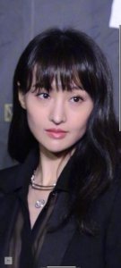 ​郑爽15年后发生了什么？黑眼圈、暴瘦、畏光、精神失控，就像吸毒