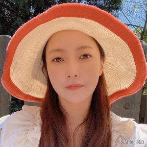 ​42岁金喜善晒度假美照，戴草帽美出新高度，素颜出镜堪比少女