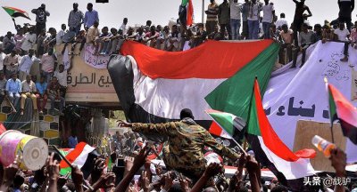 ​非洲总统家中搜出50亿现金，钞票堆了一满屋，现已锒铛入狱