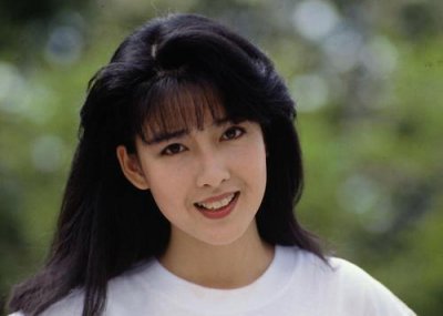 ​周慧敏18岁靓照曝光，身着白衣白裙惊艳无比，曾自曝年少时没人追