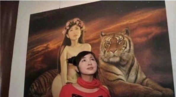 实拍：女儿心甘情愿给父亲当油画模特，现在油画价格一直增长