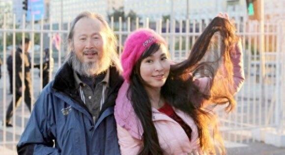 实拍：女儿心甘情愿给父亲当油画模特，现在油画价格一直增长