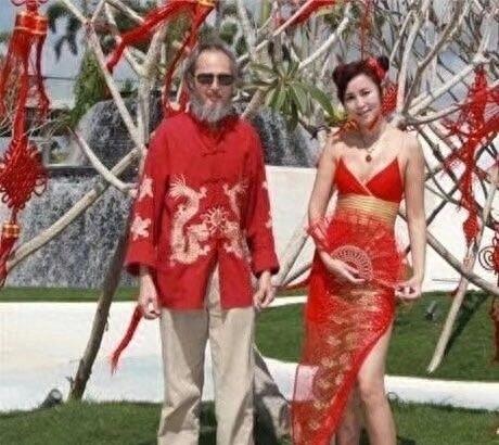 实拍：女儿心甘情愿给父亲当油画模特，现在油画价格一直增长