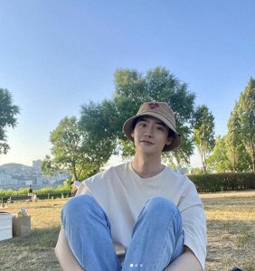 ​李钟硕认爱后首发声！ 「暗恋IU整整10年」告白：一直占据我内心