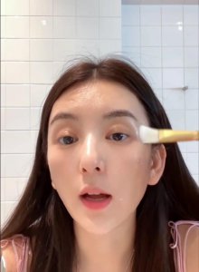 ​方媛直播额头皮肤坑坑洼洼，状态差显老态，网友质疑是整容后遗症