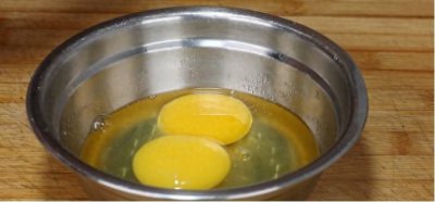 ​调韭菜鸡蛋馅，记住这个技巧，翠绿不出水，比肉饺子还香还好吃