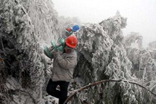 又曝全国冻哭预警，回首2008年冰灾，又一次10年一遇寒潮来袭？