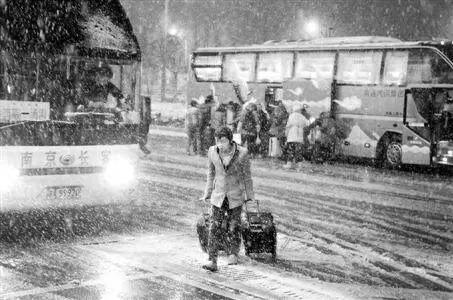 又曝全国冻哭预警，回首2008年冰灾，又一次10年一遇寒潮来袭？