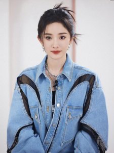 ​杨幂不愧为时尚潮流引领者！新造型带你感受靛蓝色的魅力！