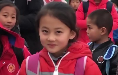 ​还记得“微笑女孩”吗？拒100万签约费，现状曝光，眼神中没了光