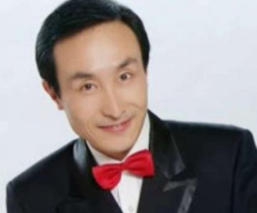 ​62岁巩汉林一家三口罕同框，全家飙戏演小品，互动温馨显幸福