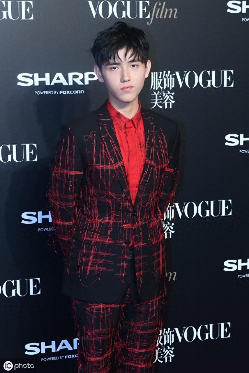 王源易烊千玺范丞丞陈飞宇,盘点娱乐圈的00后男星,颜值高实力好