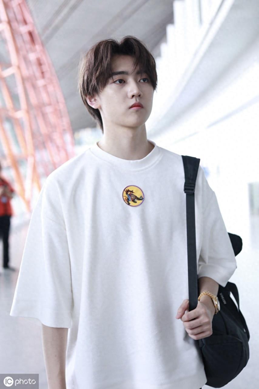 王源易烊千玺范丞丞陈飞宇,盘点娱乐圈的00后男星,颜值高实力好