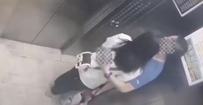 ​电梯内48岁老师与学生家长偷情曝光！