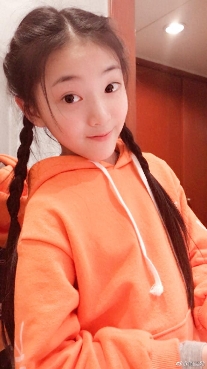 个儿长高不少的陶奕希，再次美出新高度，出落得亭亭玉立！