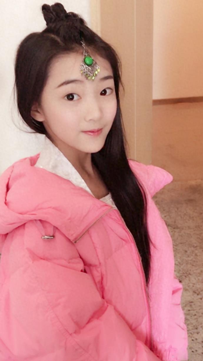 个儿长高不少的陶奕希，再次美出新高度，出落得亭亭玉立！