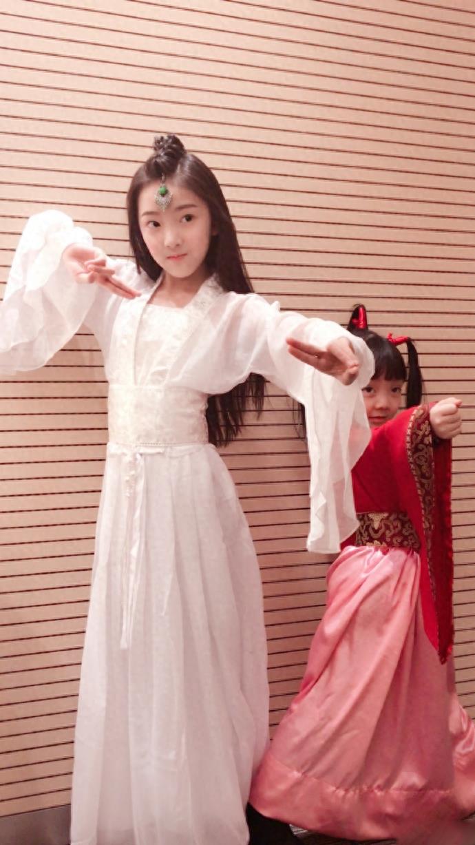 个儿长高不少的陶奕希，再次美出新高度，出落得亭亭玉立！