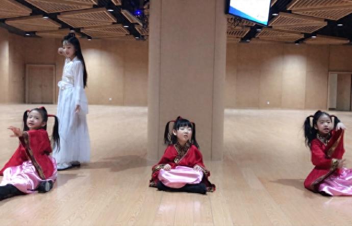 个儿长高不少的陶奕希，再次美出新高度，出落得亭亭玉立！