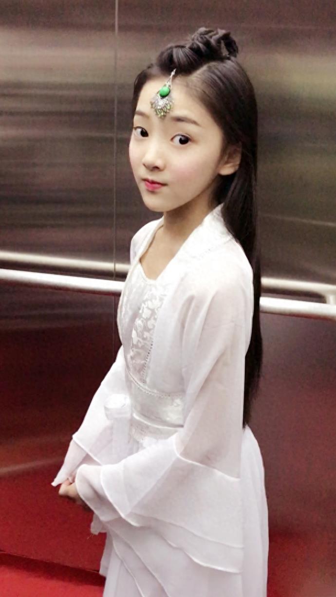 个儿长高不少的陶奕希，再次美出新高度，出落得亭亭玉立！