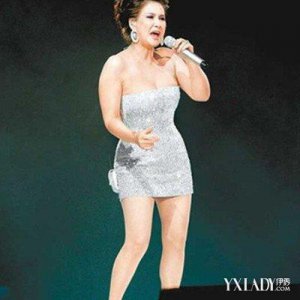 ​甄妮性感图片欣赏 巨肺甄妮拍卖千万首饰