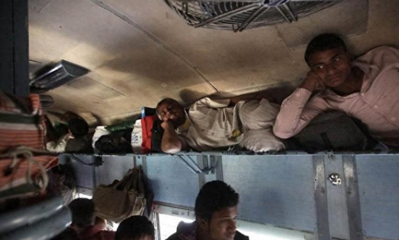 印度火车内部场景,像公交车一样有扶手,行李架也能躺人!