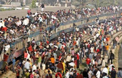 ​印度火车内部场景，像公交车一样有扶手，行李架也能躺人！