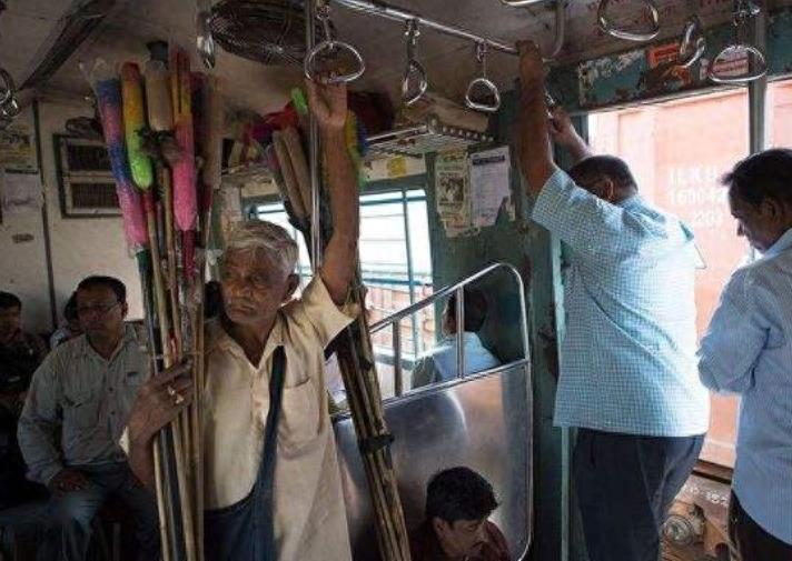 印度火车内部场景,像公交车一样有扶手,行李架也能躺人!