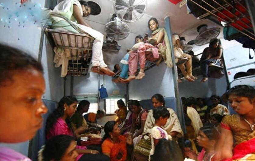 印度火车内部场景,像公交车一样有扶手,行李架也能躺人!