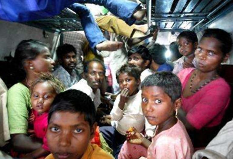 印度火车内部场景,像公交车一样有扶手,行李架也能躺人!