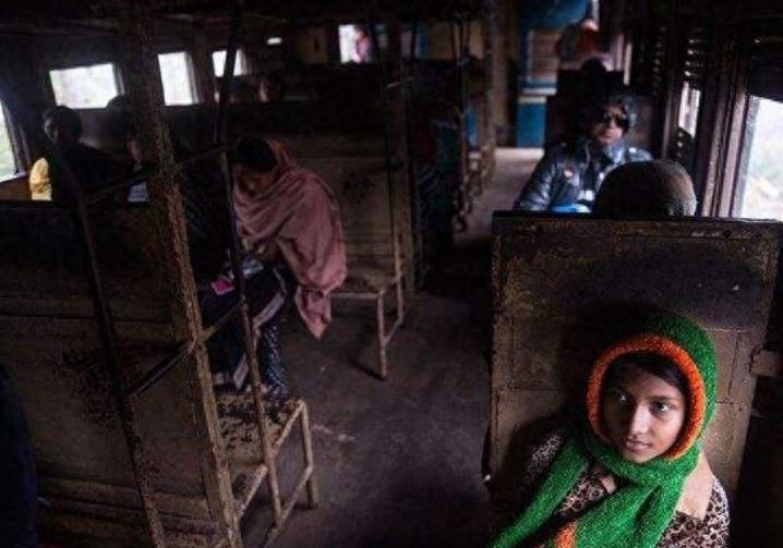 印度火车内部场景,像公交车一样有扶手,行李架也能躺人!