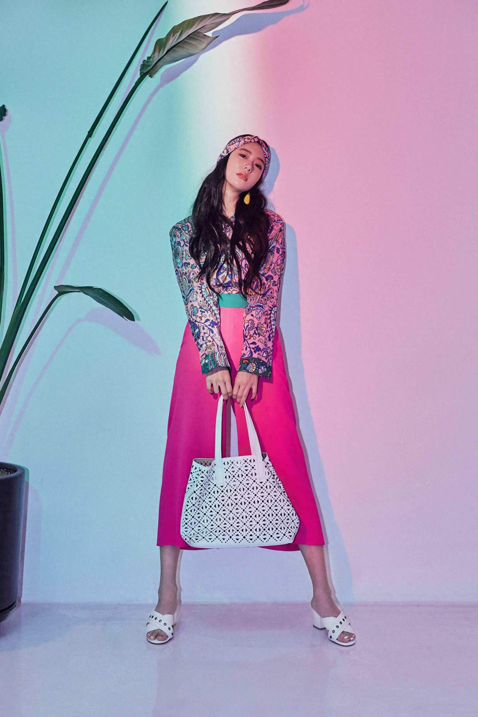 克拉拉再刷新造型 网友：“又一次颠覆了我的审美”