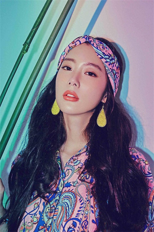 克拉拉再刷新造型 网友：“又一次颠覆了我的审美”