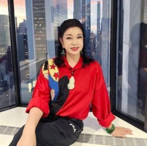 ​73岁刘晓庆迷倒年轻网民，探讨审美与价值观的代际差异