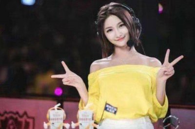 ​Miss大小姐游戏技术精湛，肤白貌美加长腿，毕竟电竞圈女王