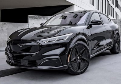 ​野马纯电SUV来袭！黑武士外观+犀利灯组，加速4.6秒，真霸气