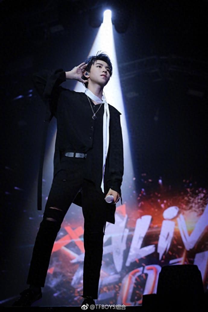 TFBOYS四周年纪念!演唱会现场燃爆了!高清写真大合集!