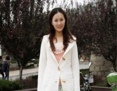 ​揭秘！范伟妻子罕见近照曝光，隐藏28年终现庐山真面目，网友：难怪他从不公开