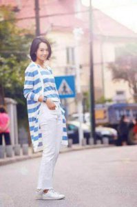 ​43岁朱丹活出真我！身着运动背心素颜挥拍打网球，皮肤黝黑却不见衰老痕迹