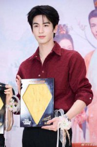 ​张凌赫：揭秘其为何拥有如此丰富的资源