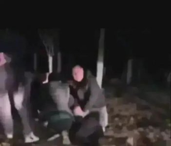 ​小学女老师和校长小树林偷情被抓老公惊现捉奸现场称有那么舒服吗