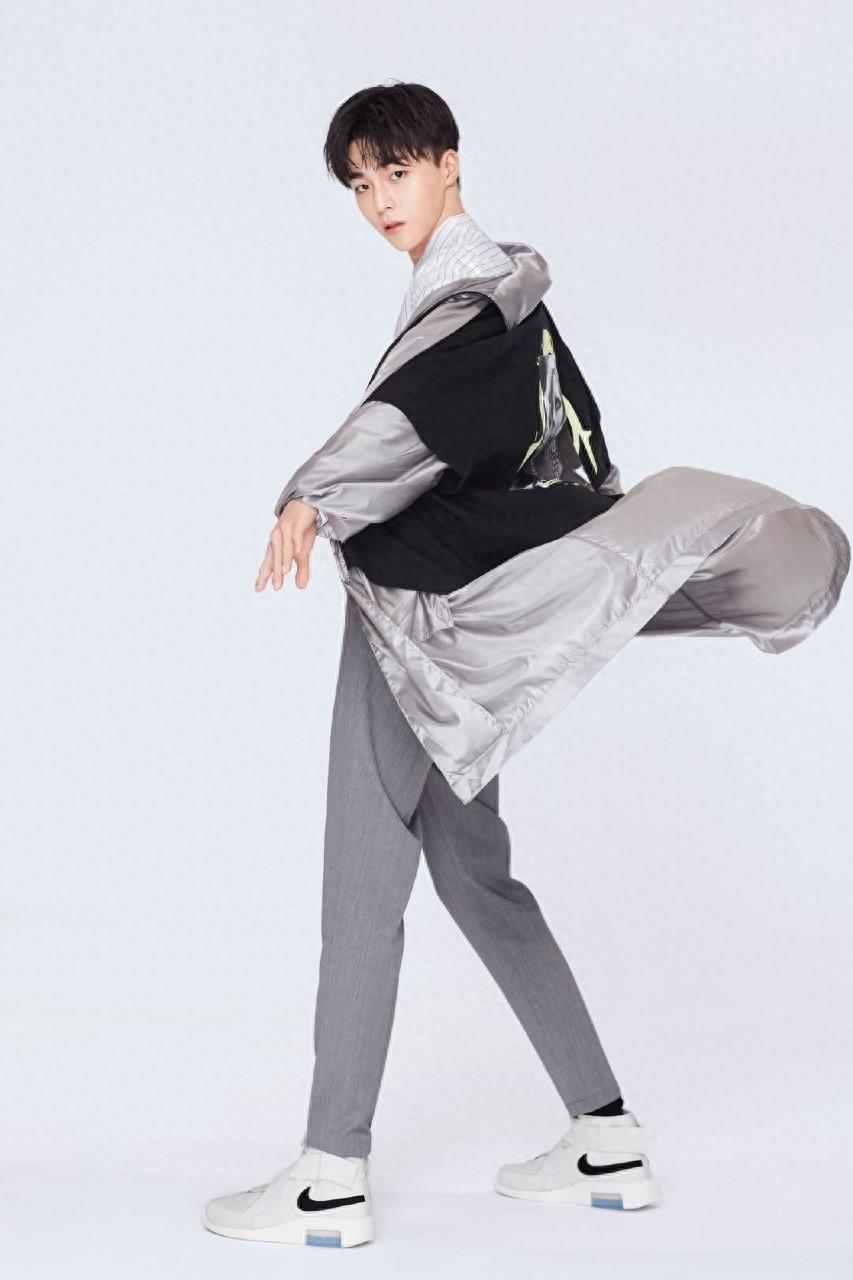 陈立农和小朋友们合照太可爱了,“小奶狗”哥哥谁不爱?