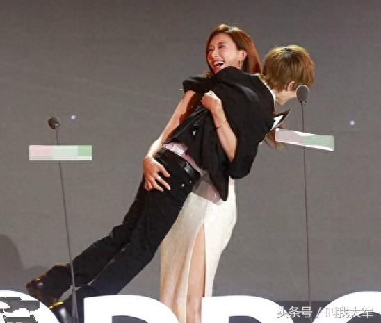 43岁林志玲抱起34岁郭敬明转圈圈,网友却把注意力放在林志玲手上
