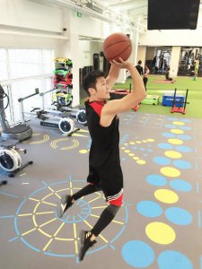 ​大黑牛李晨健身房秀肌肉，胸肌堪比史泰龙